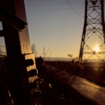 Hochspannungsleitungsmast im Gegenlicht