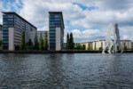 Berlin - ehem. Osthafen - Molecule Man vor Teil der Treptowers