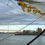 Gorch Fock mit Rügenbrücke im Hintergrund